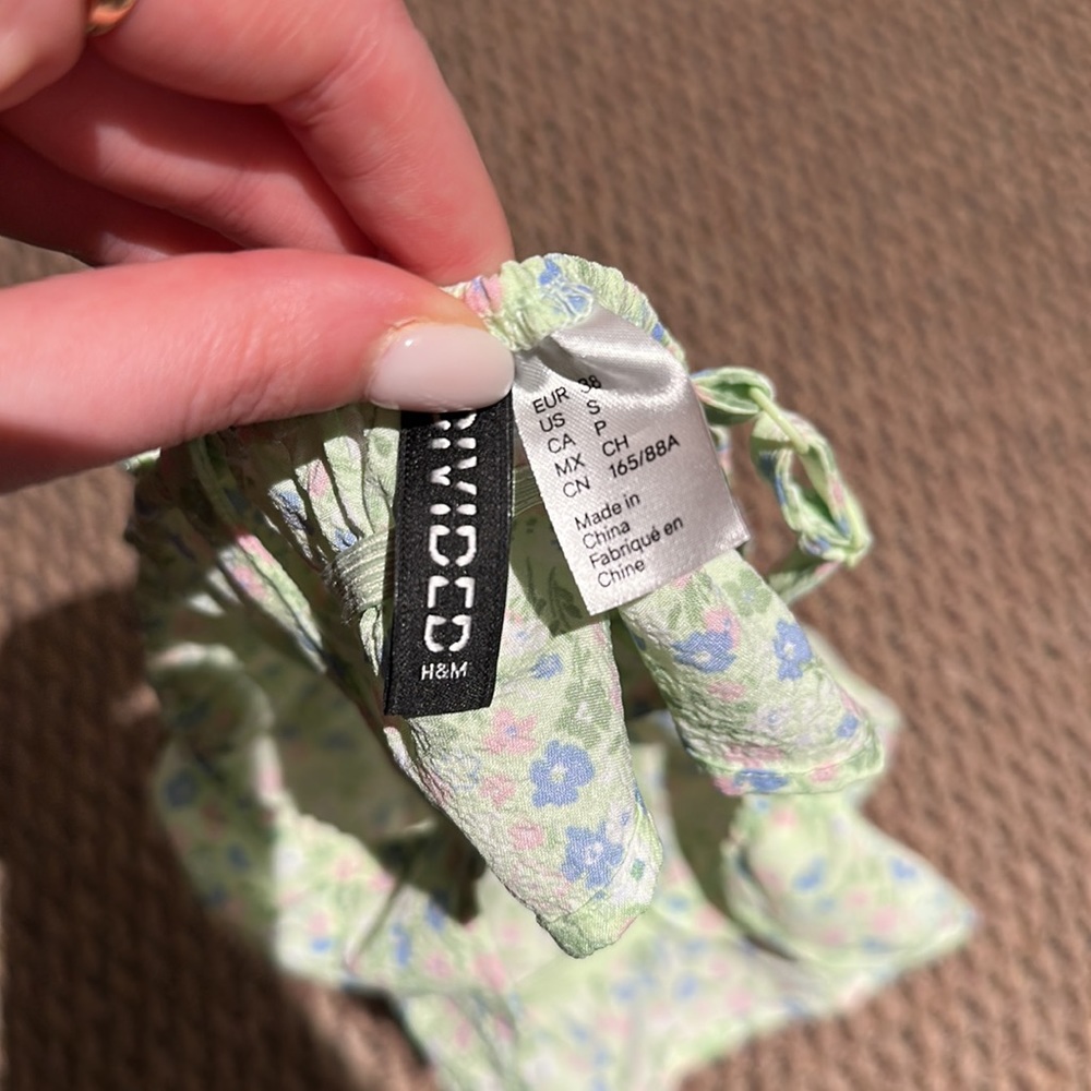 NWOT H and m divided light green floral spaghetti strap tank crop top - Picture 4 of 5